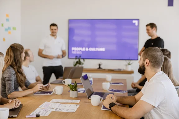Meetingsituation mit Mitarbeitern im Meetingraum 