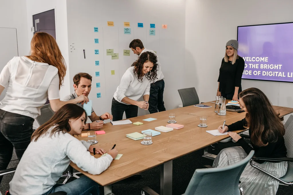 Workshopsituation im Konferenzraum mit sieben Personen