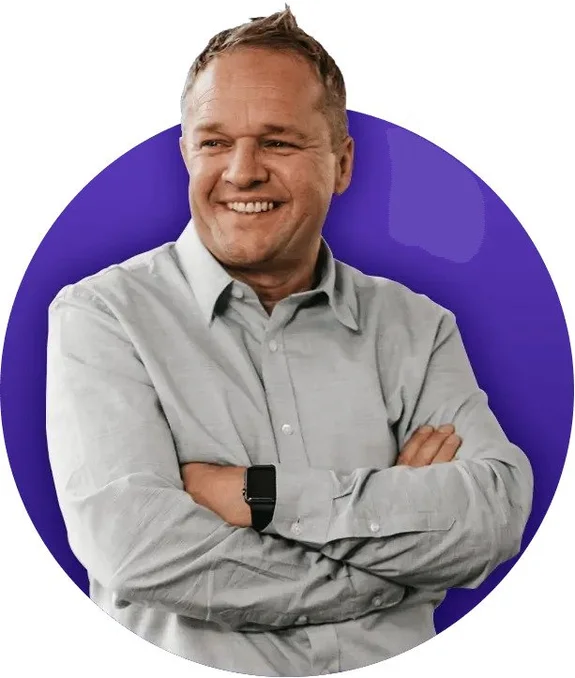 Digital Business Consultant Michael Auger lacht vor lila Hintergrund