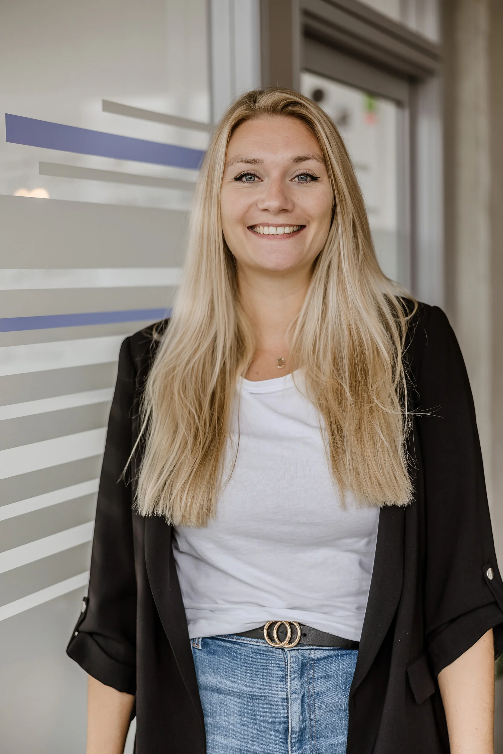 Digital Business Consultant Nadine lächelt in die Kamera