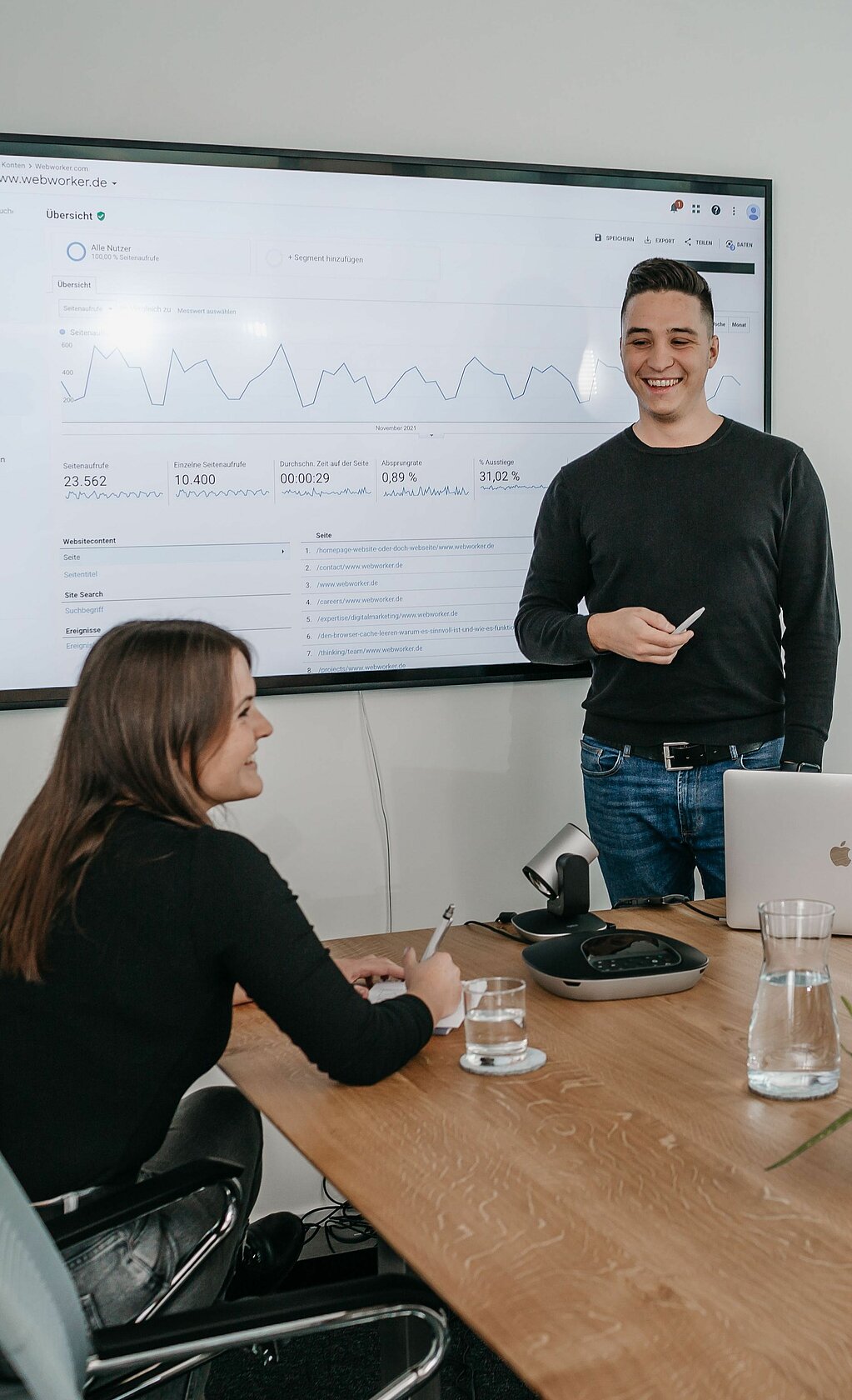 Meetingsituation im Konferenzraum mit 2 Personen