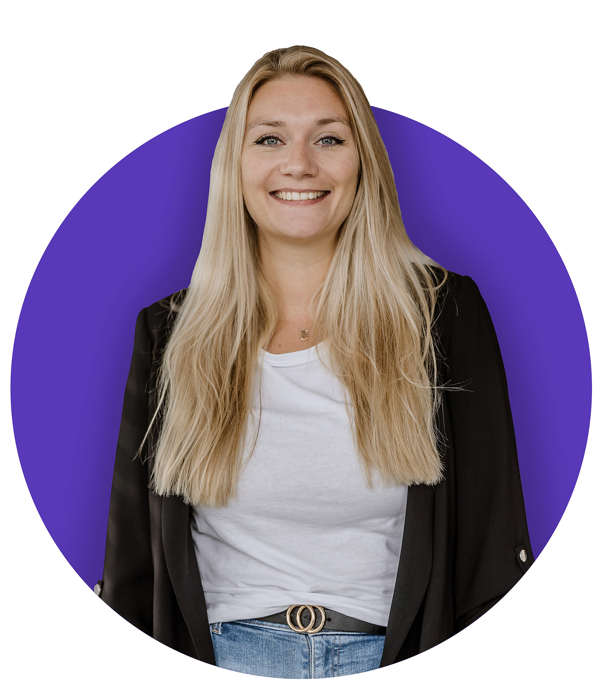 Digital Business Consultant Nadine Brües lacht vor lila Hintergrund
