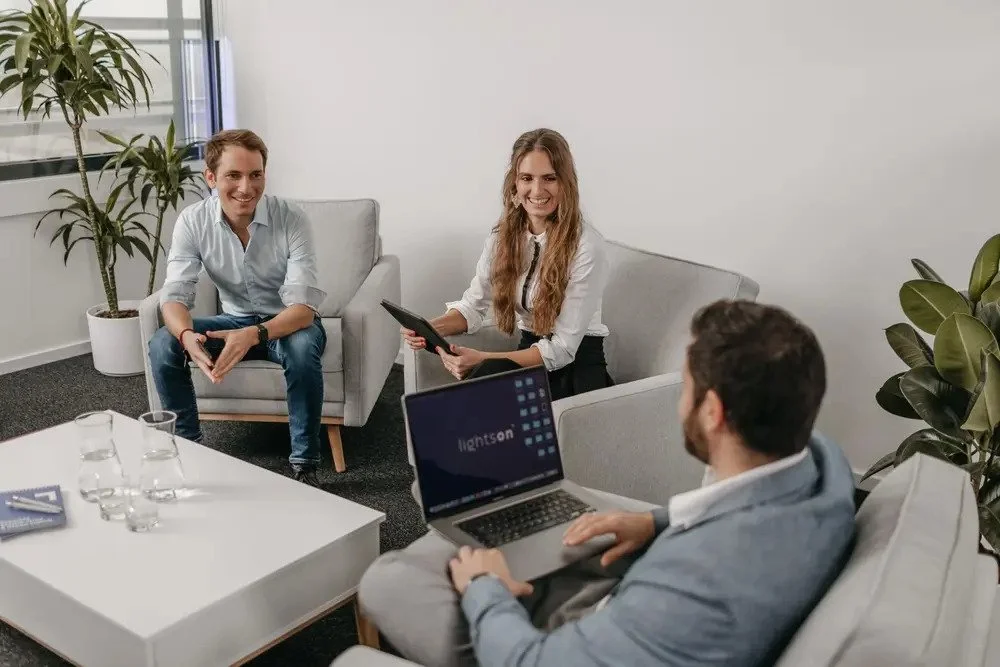 Meetingraumsituation mit drei Personen