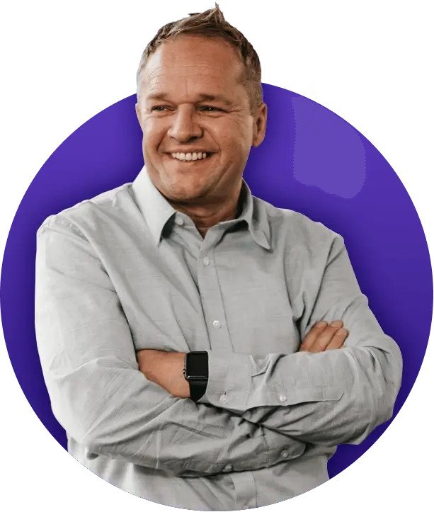 Digital Business Consultant Michael Auger lacht vor lila Hintergrund